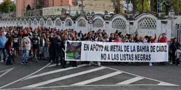 La marcha a su paso por la avenida de Astilleros / FOTO: Eulogio García
