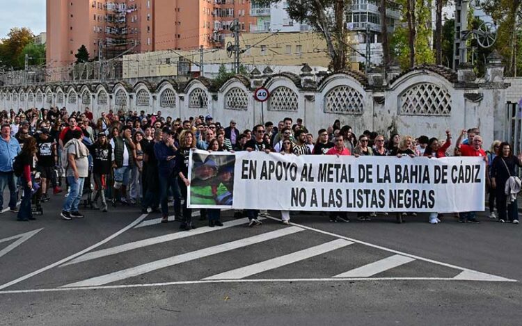 La marcha a su paso por la avenida de Astilleros / FOTO: Eulogio García