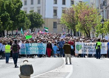 Cabecera de la marcha bajando la Cuesta de las Calesas / FOTO: Eulogio García