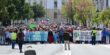 Cabecera de la marcha bajando la Cuesta de las Calesas / FOTO: Eulogio García