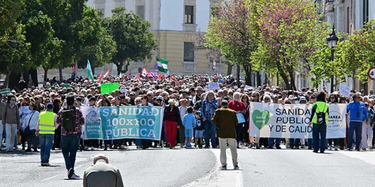 Cabecera de la marcha bajando la Cuesta de las Calesas / FOTO: Eulogio García