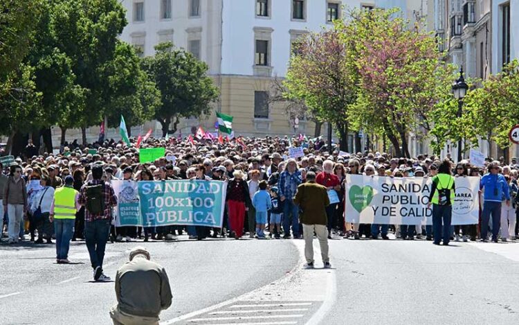 Cabecera de la marcha bajando la Cuesta de las Calesas / FOTO: Eulogio García