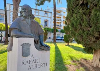 Escultura de Alberti en la plaza del Polvorista / FOTO: DBC