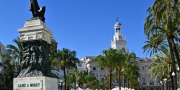 El Consistorio gaditano al fondo de San Juan de Dios / FOTO: Eulogio García