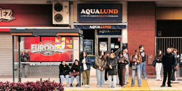 Una de las marquesinas ya colocadas en León Herrero / FOTO: PP
