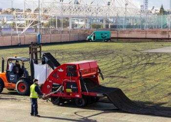 Trabajos de retirada del antiguo césped / FOTO: Ayto.