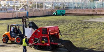 Trabajos de retirada del antiguo césped / FOTO: Ayto.