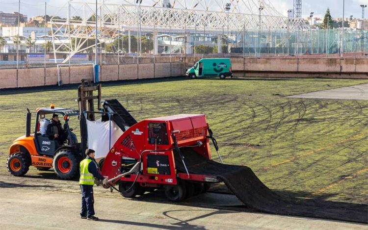 Trabajos de retirada del antiguo césped / FOTO: Ayto.