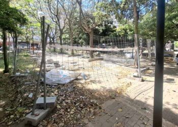 Los vecinos conviven desde hace meses con una vallado de obras sin obra / FOTO: AIG