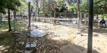 Los vecinos conviven desde hace meses con una vallado de obras sin obra / FOTO: AIG