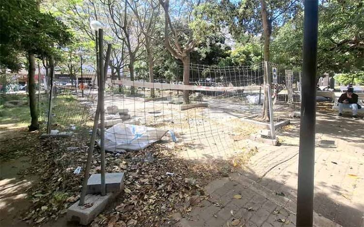 Los vecinos conviven desde hace meses con una vallado de obras sin obra / FOTO: AIG