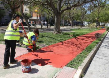 Repintando el carril bici / FOTO: Ayto.