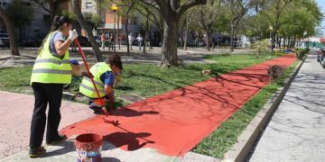 Repintando el carril bici / FOTO: Ayto.