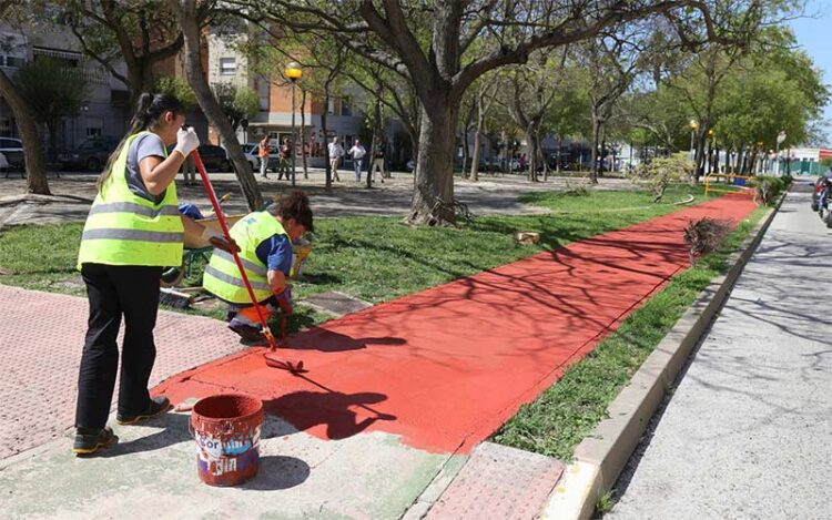 Repintando el carril bici / FOTO: Ayto.