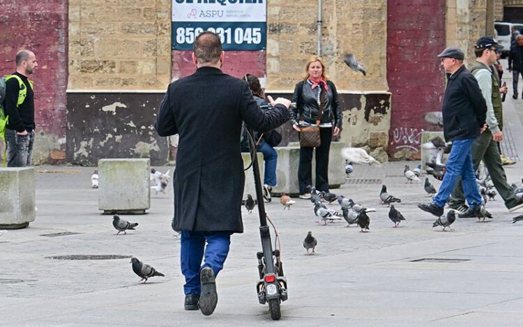 A pie por zona peatonal y con el patinete matriculado / FOTO: Eulogio García