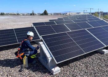 Instalando placas en la cubierta de Chapín / FOTO: Ayto.