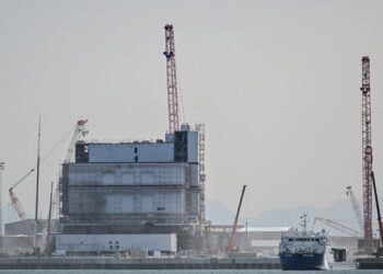 Vistazo a la factoría puertorrealeña desde la orilla de la capital / FOTO: Eulogio García