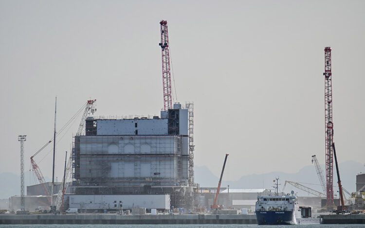 Vistazo a la factoría puertorrealeña desde la orilla de la capital / FOTO: Eulogio García