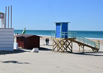 Nueva torreta para los socorristas plantada en la Victoria / FOTO: Eulogio García