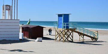 Nueva torreta para los socorristas plantada en la Victoria / FOTO: Eulogio García
