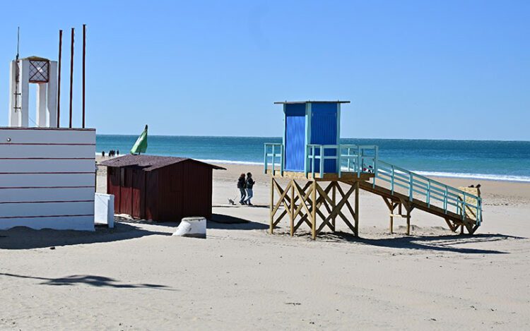 Nueva torreta para los socorristas plantada en la Victoria / FOTO: Eulogio García