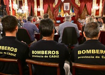 Bomberos presentes en el pleno para que la presidenta les escuche / FOTO: Eulogio García