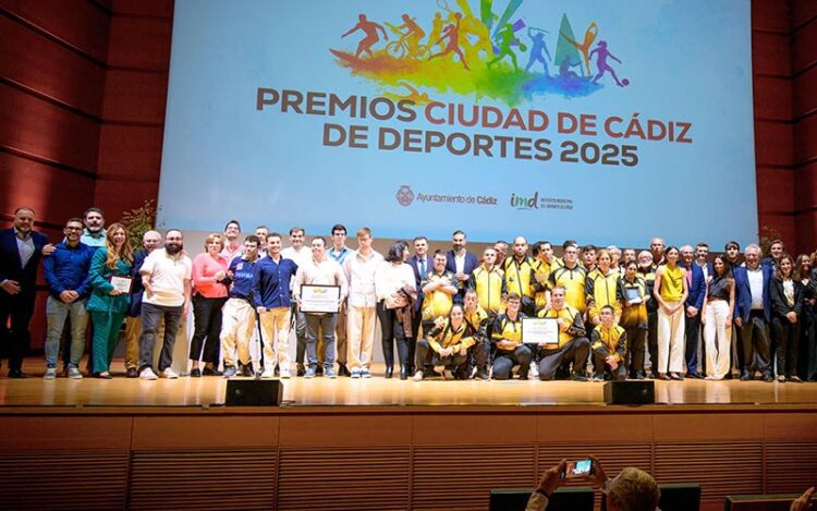 Posado con todos los premiados / FOTO: Ayto.