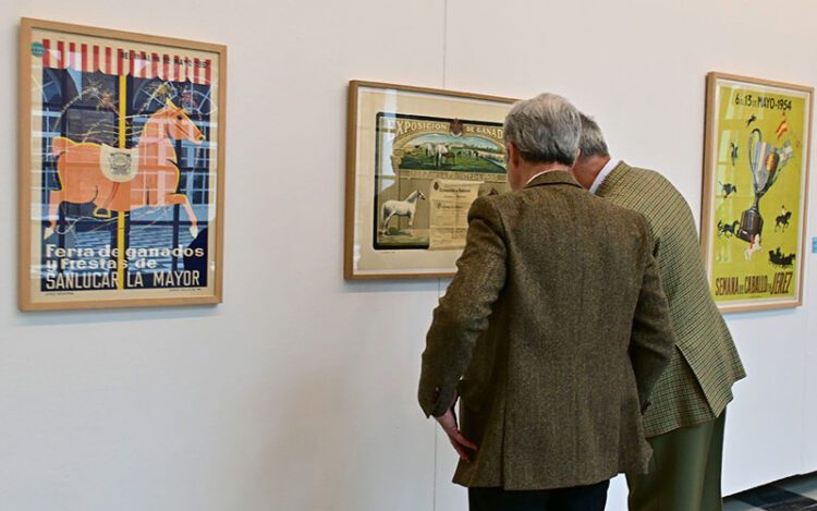 Curioseando entre carteles / FOTO: Eulogio García