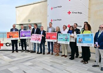 Posado con el modelo de los boletos / FOTO: Eulogio García