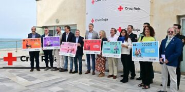 Posado con el modelo de los boletos / FOTO: Eulogio García