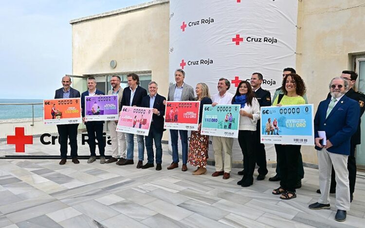 Posado con el modelo de los boletos / FOTO: Eulogio García