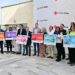 Posado con el modelo de los boletos / FOTO: Eulogio García