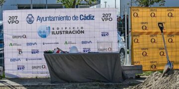 Durante la colocación de la primera piedra / FOTO: Eulogio García