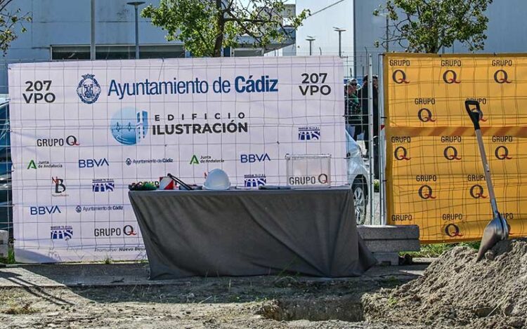 Durante la colocación de la primera piedra / FOTO: Eulogio García