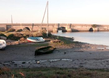 Vista al atardecer del puente Zuazo desde La Isla / FOTO: DBC