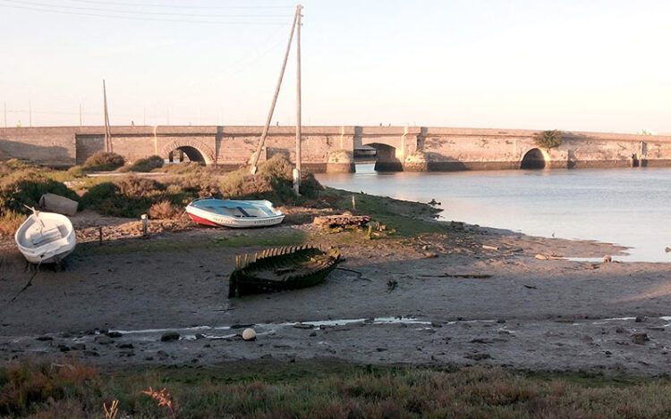 Vista al atardecer del puente Zuazo desde La Isla / FOTO: DBC