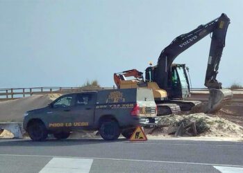 Labores de retirada de la arena de las pasarelas / FOTO: AIG