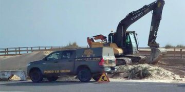 Labores de retirada de la arena de las pasarelas / FOTO: AIG