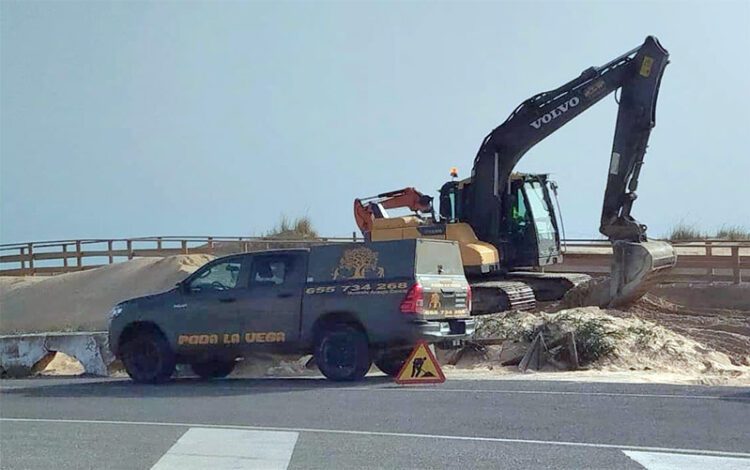 Labores de retirada de la arena de las pasarelas / FOTO: AIG