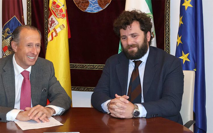 Guillermo Sierra junto al alcalde / FOTO: Ayto.