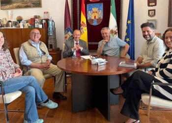 Un momento de la reunión con representantes de Alianza Bahía Azul / FOTO: Ayto.