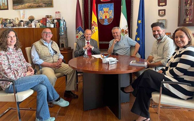 Un momento de la reunión con representantes de Alianza Bahía Azul / FOTO: Ayto.