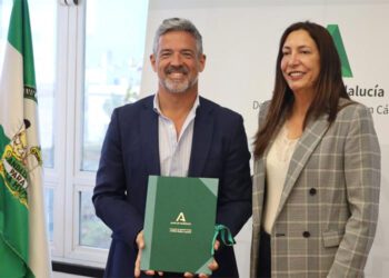 El alcalde posando junto a la consejera / FOTO: Ayto.