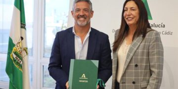 El alcalde posando junto a la consejera / FOTO: Ayto.