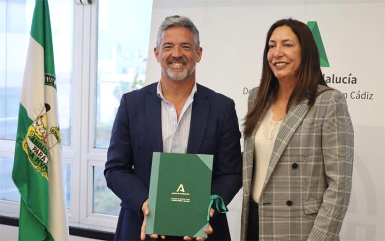 El alcalde posando junto a la consejera / FOTO: Ayto.