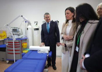 Sanz supervisa una de las salas del ambulatorio isleño en su pasada inauguración / FOTO: Junta