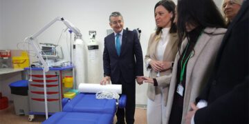Sanz supervisa una de las salas del ambulatorio isleño en su pasada inauguración / FOTO: Junta