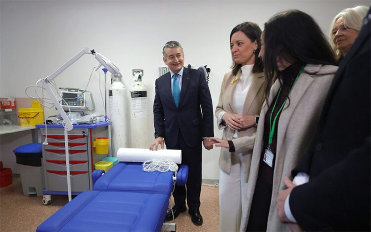 Sanz supervisa una de las salas del ambulatorio isleño en su pasada inauguración / FOTO: Junta
