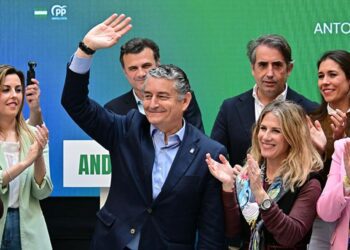 Sanz saluda a los suyos en la presentación de la lista en Cádiz / FOTO: Eulogio García