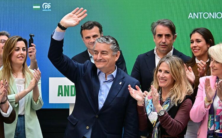 Sanz saluda a los suyos en la presentación de la lista en Cádiz / FOTO: Eulogio García